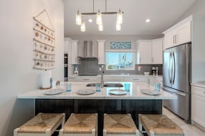 Fridge, microwave, oven, stovetop - ☀️Private Pool | Canal Front | Shella Close To The Beach☀️ (Fort Myers Beach)