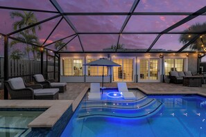 A heated pool - 🌺Private Pool with Spillover Spa | Hibiscus Hideaway🌺 (Fort Myers Beach)