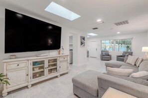 TV - 🌺Private Pool with Spillover Spa | Hibiscus Hideaway🌺 (Fort Myers Beach)