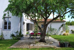 Outdoor dining - Architect-designed house with south-facing walled garden (Saint-Clément-des-Baleines)