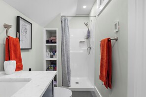 Dusche, Haartrockner, Handtücher, Seife