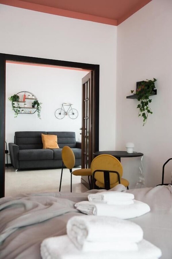 Family Suite, Balcony, City View | Interior