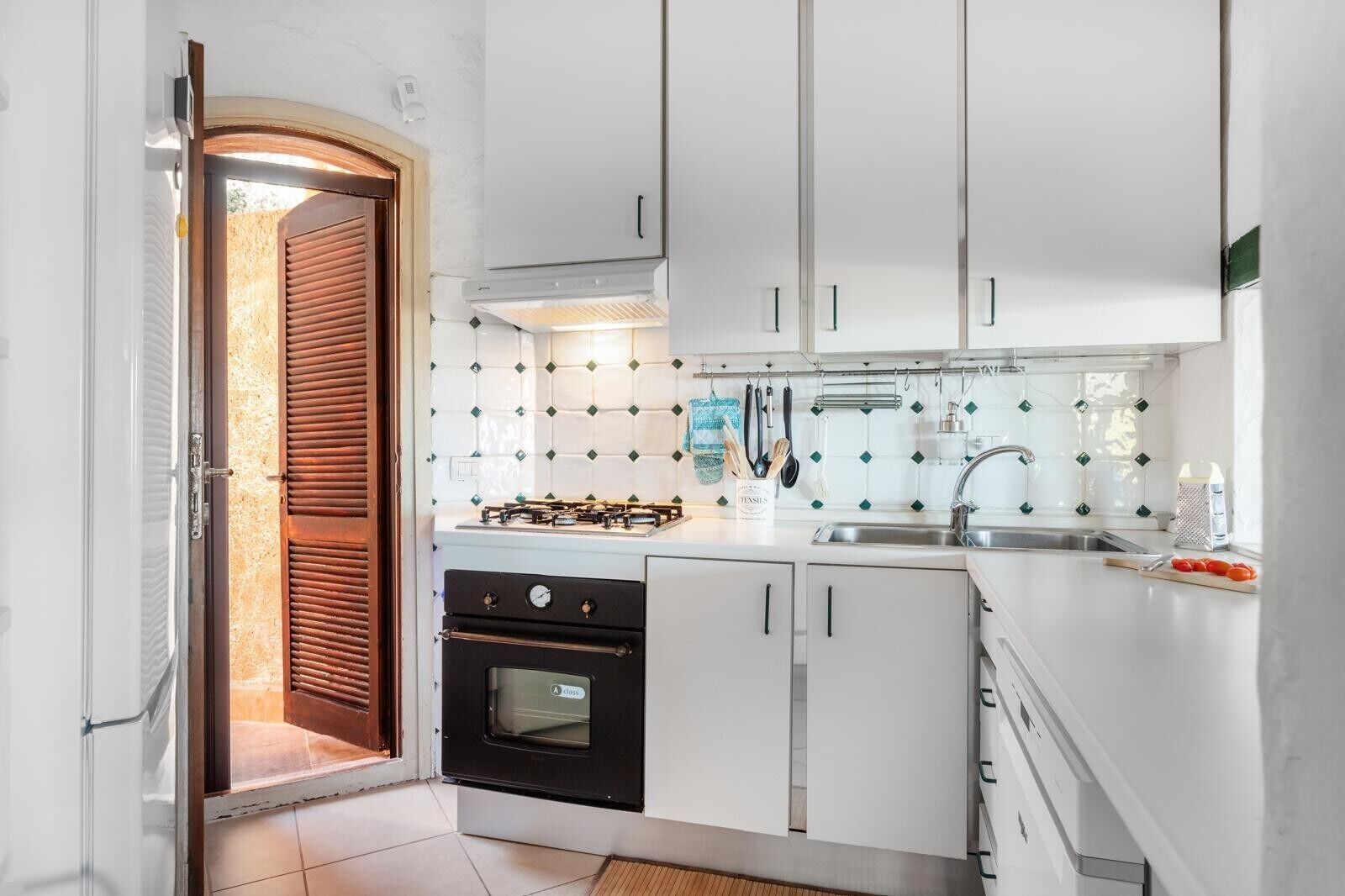 Refrigerador, horno, parrilla de estufa y cafetera y tetera 