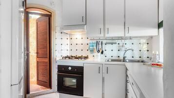 Refrigerador, horno, parrilla de estufa y cafetera y tetera