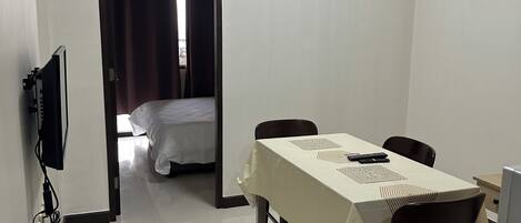 1 habitación, tabla de planchar con plancha, wifi y ropa de cama