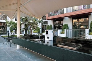 Outdoor dining - Chic Modern Studio with Balcony in Arjan – Perfect Family Retreat (Dubai)
