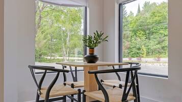 Suite, Garden View | Dining