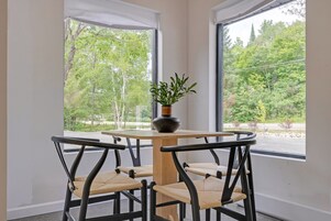 Suite, Garden View | Dining