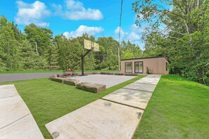 Sports court - Rockway Motel  (Amherst)