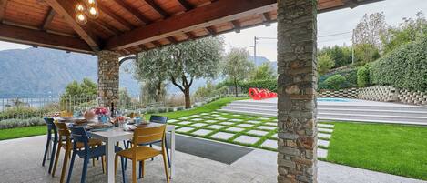 屋外ダイニングエリア