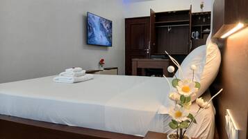 5 bedrooms, desk, free WiFi, bed sheets