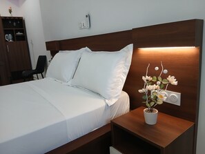 5 bedrooms, desk, free WiFi, bed sheets - Sheyllo Executive Residence - Elegant 5 Bedrooms Private Villa in Cocody (ABIDJAN)