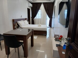 5 bedrooms, desk, free WiFi, bed sheets - Sheyllo Executive Residence - Elegant 5 Bedrooms Private Villa in Cocody (ABIDJAN)