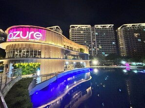 Pool - Cozy Condo Unit at Azure, Parañaque (Parañaque)