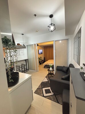 1 bedroom, WiFi, bed sheets - Cozy Condo Unit at Azure, Parañaque (Parañaque)