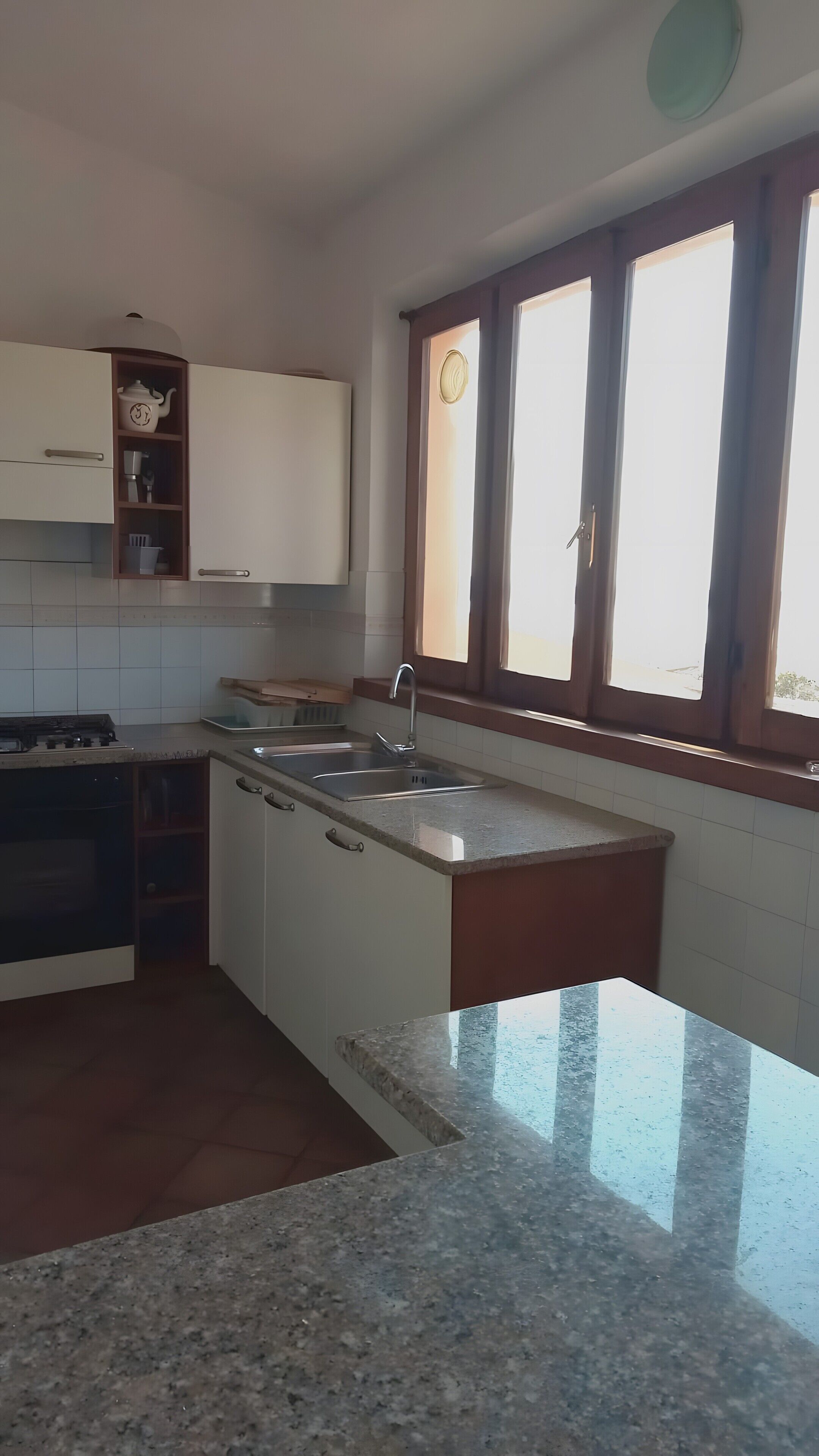 Kühlschrank, Ofen, Herdplatte, Wasserkocher mit Kaffee-/Teezubehör