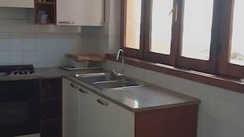 Kühlschrank, Ofen, Herdplatte, Wasserkocher mit Kaffee-/Teezubehör