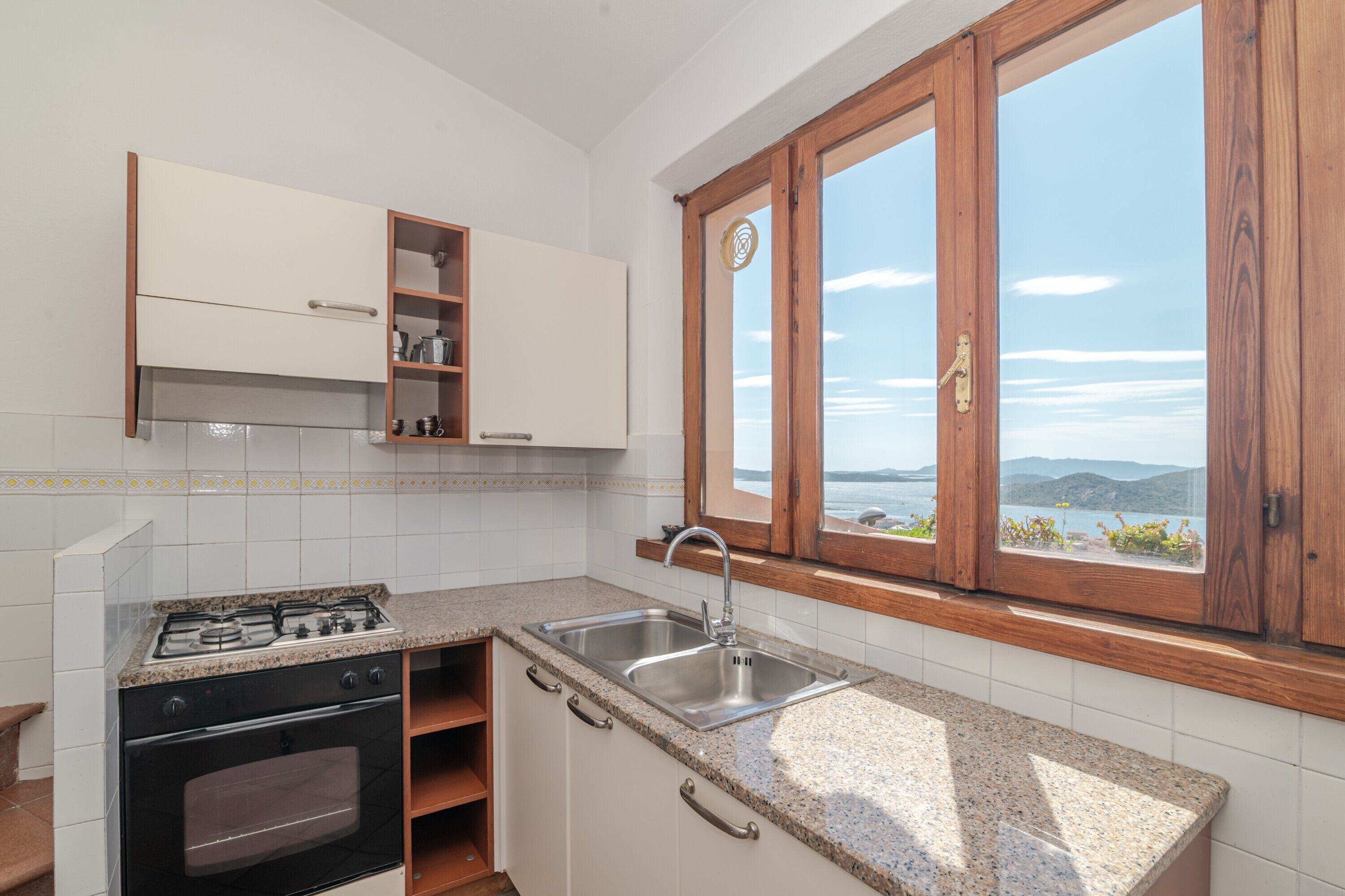 Fridge, oven, stovetop, coffee/tea maker