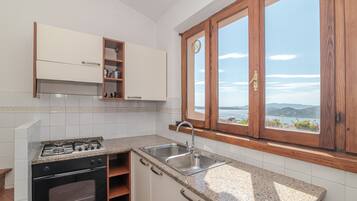 Fridge, oven, stovetop, coffee/tea maker
