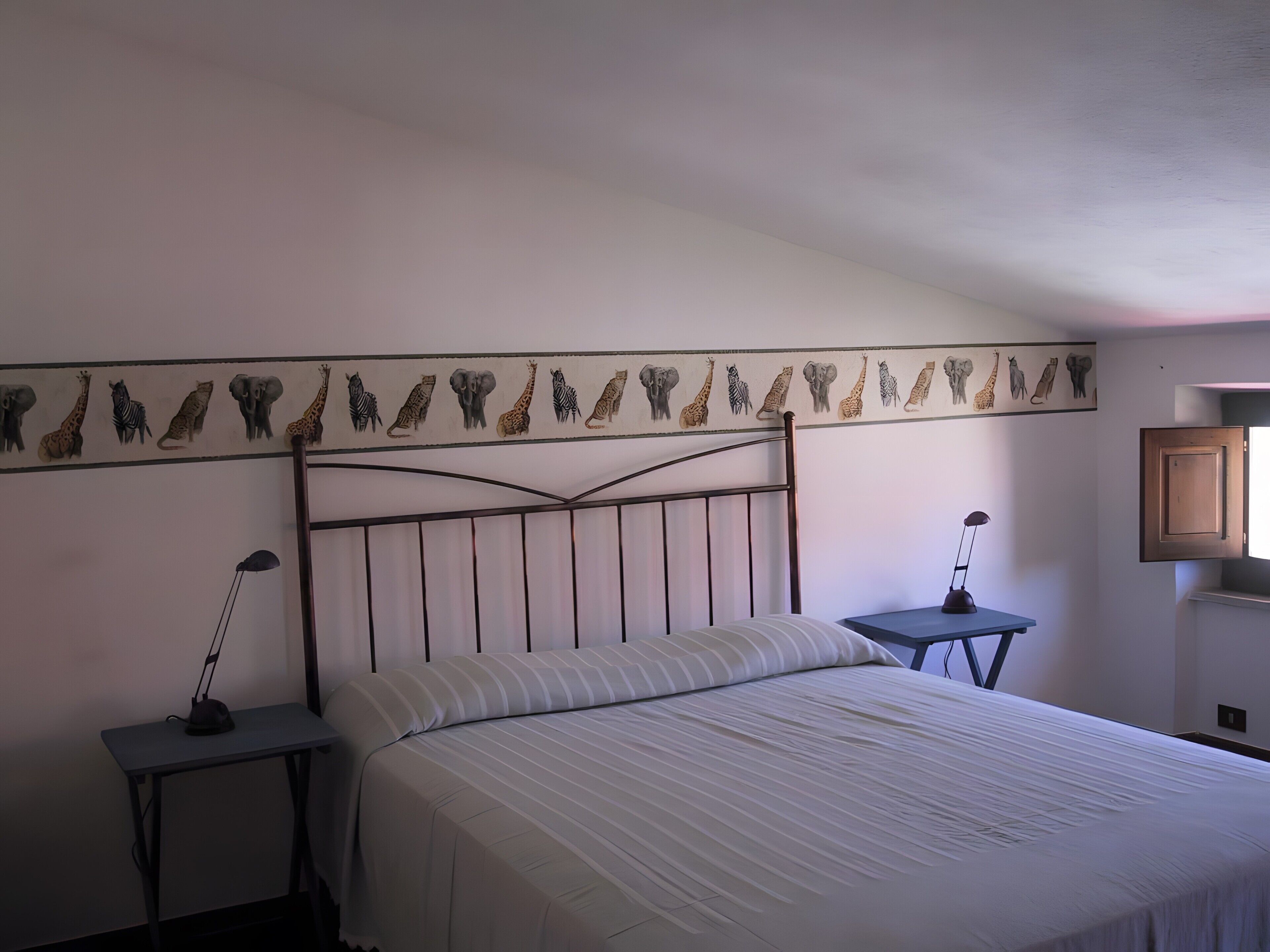 4 bedrooms, bed sheets