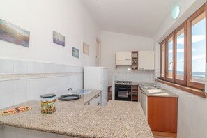 Fridge, oven, stovetop, coffee/tea maker - Holiday Home 'Attico Vista Mare- La Maddalena' with Sea View & Private Terrace (La Maddalena)