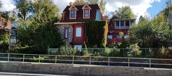 The Luxury Rose Jacuzzi Suite & Luxury Paris Suite 2 bedroom suites Apartment