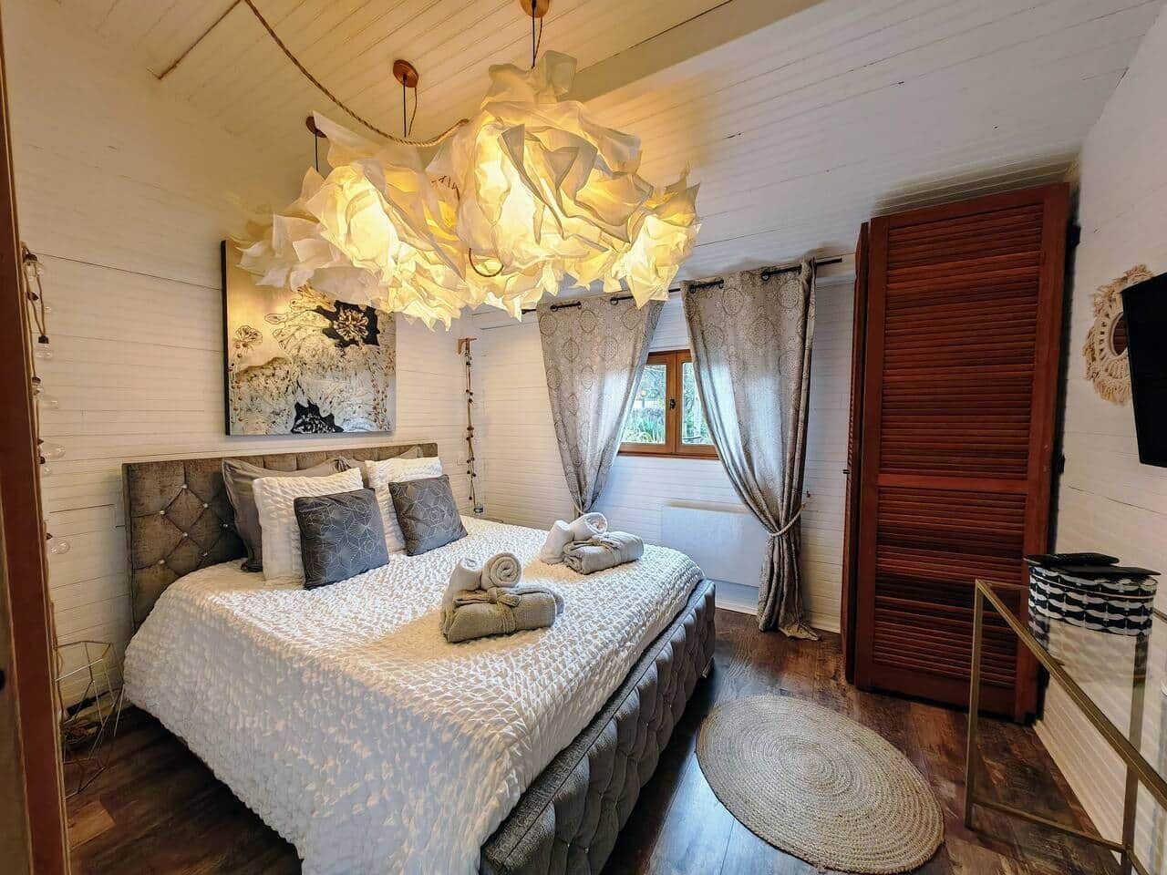 Fer et planche à repasser, lit parapluie, Wi-Fi gratuit, draps fournis