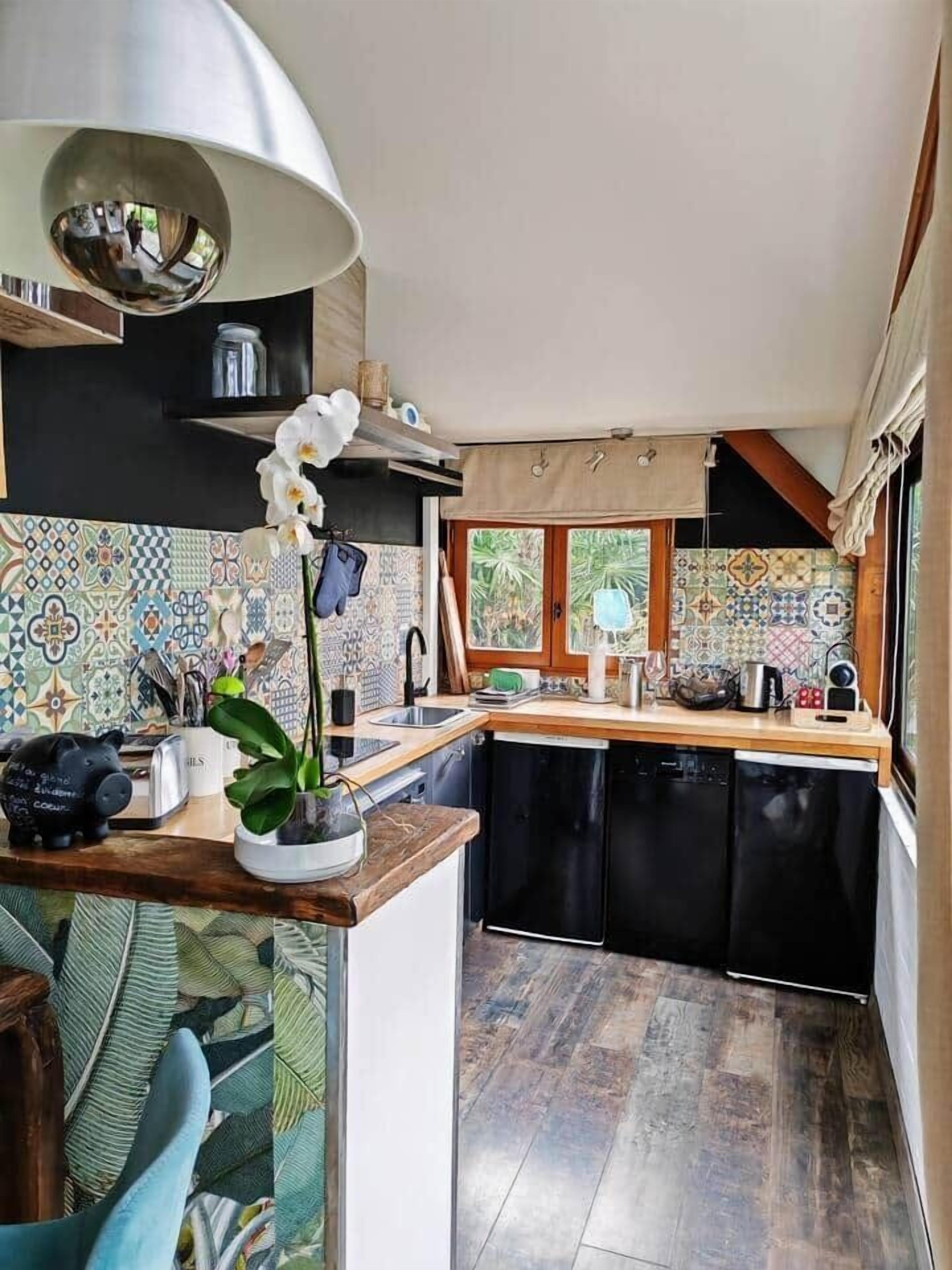 Réfrigérateur, micro-ondes, plaque de cuisson, lave-vaisselle