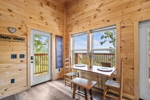 Dining - Great place for One or Two, Cozy, Hot Tub, Views (Pigeon Forge)