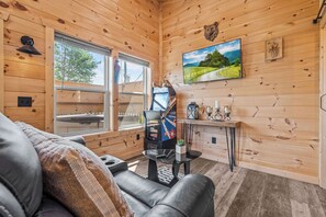 Smart TV - Great place for One or Two, Cozy, Hot Tub, Views (Pigeon Forge)