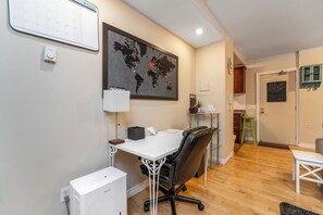 Interior - 5 mins to uOttawa & Elgin St. Pet friendly, exec apartment next to the Canal! (Ottawa)