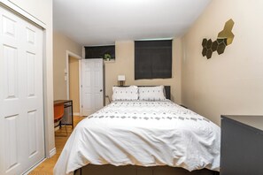 1 bedroom, iron/ironing board, WiFi, bed sheets - 5 mins to uOttawa & Elgin St. Pet friendly, exec apartment next to the Canal! (Ottawa)