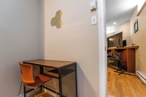Interior - 5 mins to uOttawa & Elgin St. Pet friendly, exec apartment next to the Canal! (Ottawa)