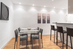 Dining - Stylish 2-Bed Apartment in Salamanca, Madrid (Madrid)