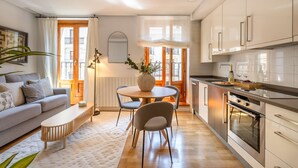 A modern apartment with a living room, dining area, and kitchen. - Cozy Apartment for Two in Alcalá Area (Madrid)