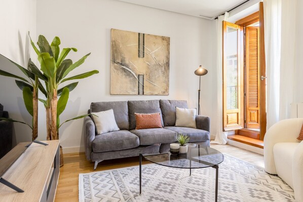 Living area - Stylish 2-Bed Apartment Near Madrid Landmarks (Madrid)