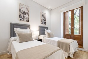 3 bedrooms, iron/ironing board, bed sheets - Elegant 3BR Apartment in Central Alcalá (Madrid)