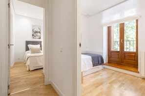 3 habitaciones, tabla de planchar con plancha y ropa de cama 