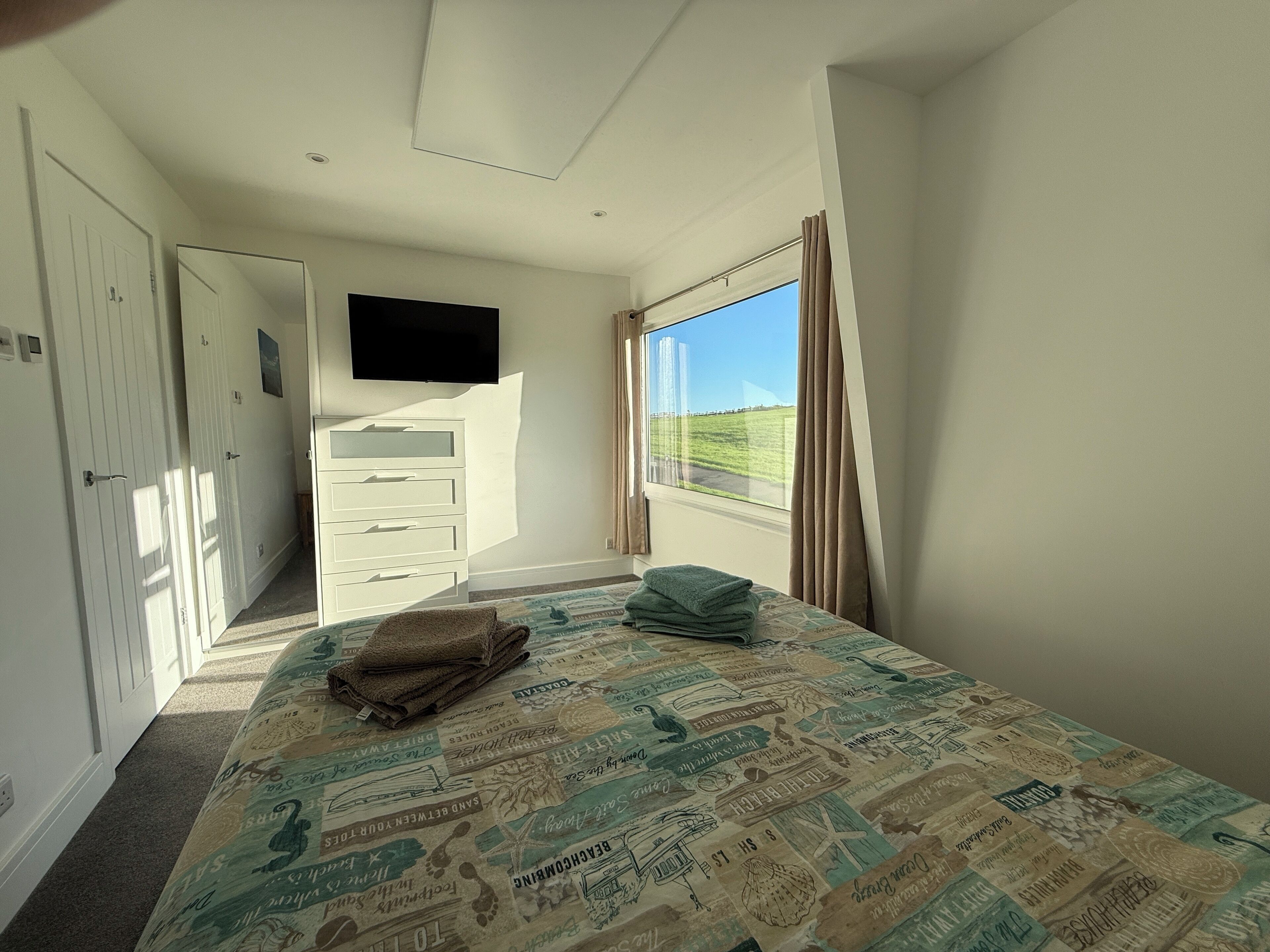 3 slaapkamers, een strijkplank/strijkijzer, gratis wifi, beddengoed