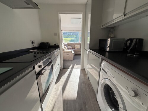 Peaceful 3 bedroom costal retreat in Ventnor. Fully equipped kitchen. Sleeps 6