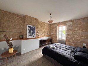 Fer et planche à repasser, accès Internet, draps fournis