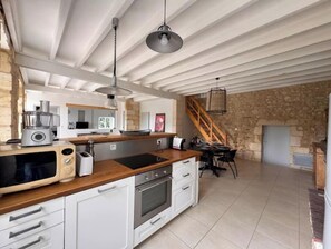 Réfrigérateur, four à micro-ondes, un four, surface de cuisson