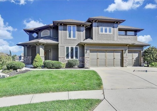 Luxury 5-bedroom, screened porch, deck, patio, fenced yard, waterfront.  FIFA !