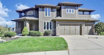 Luxury 5-bedroom, screened porch, deck, patio, fenced yard, waterfront. FIFA !