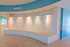 En receptionsdisk med texten ”MAJESTIC BEACH TOWERS” på.
