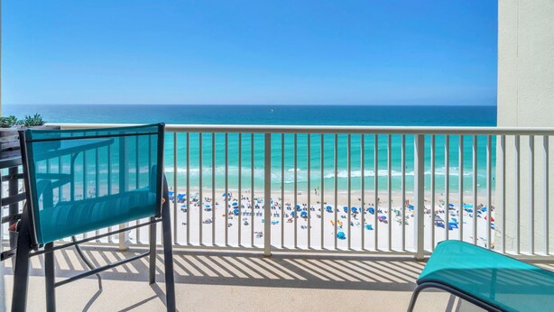 Ein Balkon mit Blick auf Strand und Meer.