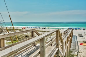 Beach nearby - ☀️100 feet to Beach | Pool | Multiple Balconies and Patio | Beach Pointe 301☀️ (Destin)