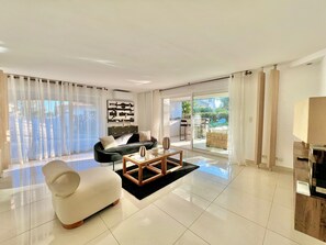 Living area - A charming, fully renovated villa combining functionality and relaxation (Saint-Raphaël)
