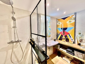 Shower, hair dryer, towels, soap - A charming, fully renovated villa combining functionality and relaxation (Saint-Raphaël)