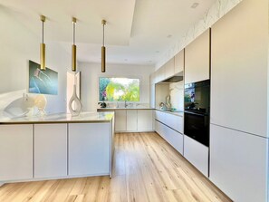 Private kitchen - A charming, fully renovated villa combining functionality and relaxation (Saint-Raphaël)